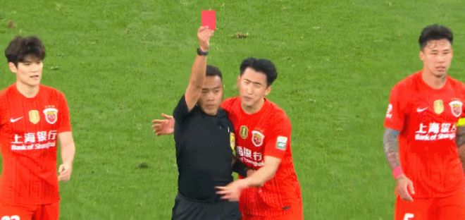 中超焦点战1-1爆冷！海港队外援疑似故意挑衅对手引发冲突，被主裁直接红牌罚下，事件引发广泛关注，或将面临中国足协进一步调查与追加处罚