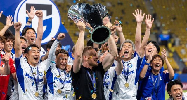 大阪钢巴主教练坦言：比赛终场哨声响起的那一刻才真正松了一口气，对于能够带领球队两次问鼎亚冠冠军深感荣幸与自豪